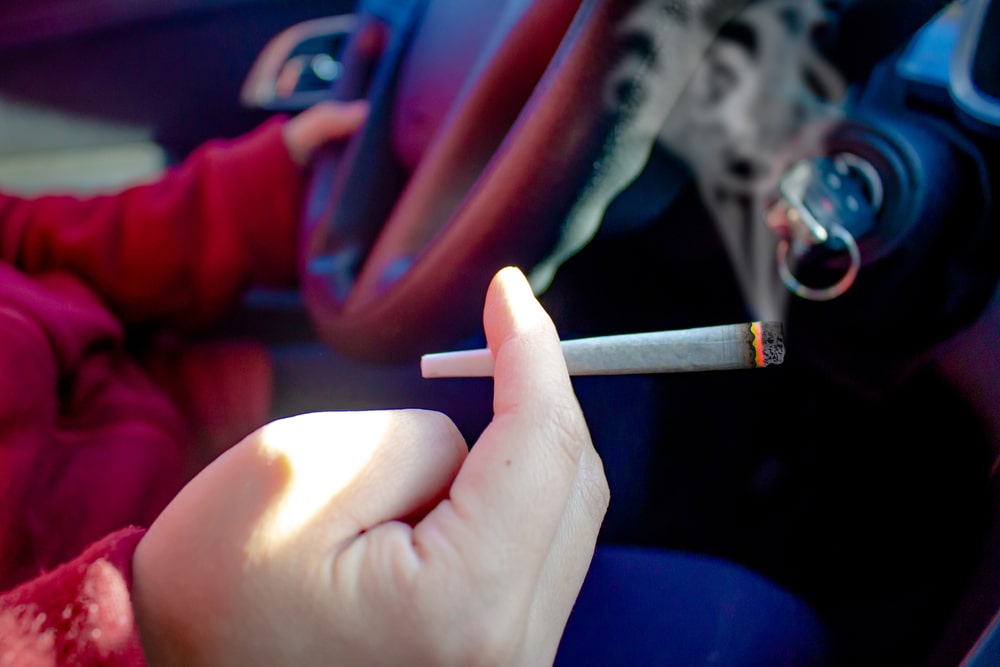 conducteur avec joint de CBD au volant