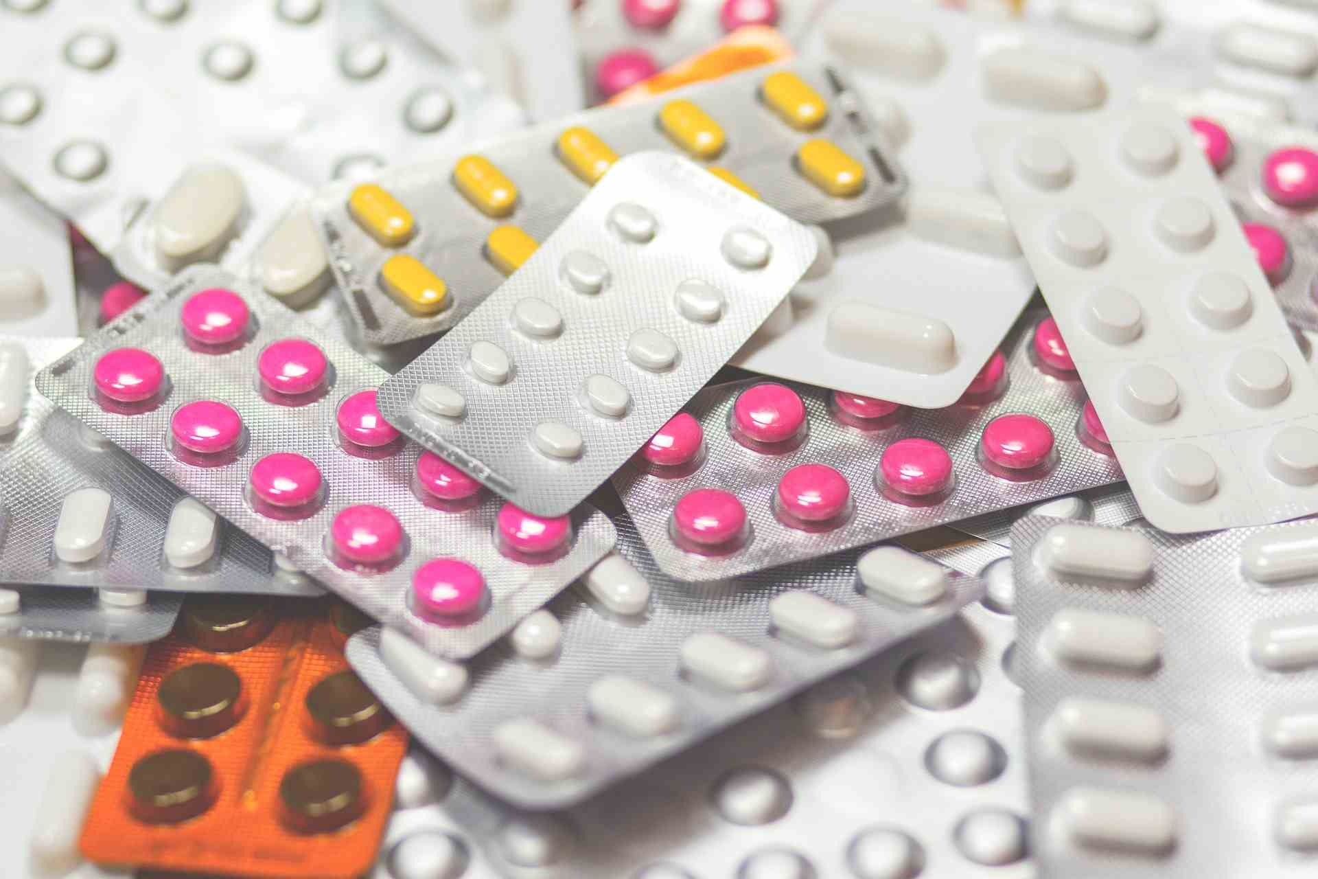 médicaments éparpillés